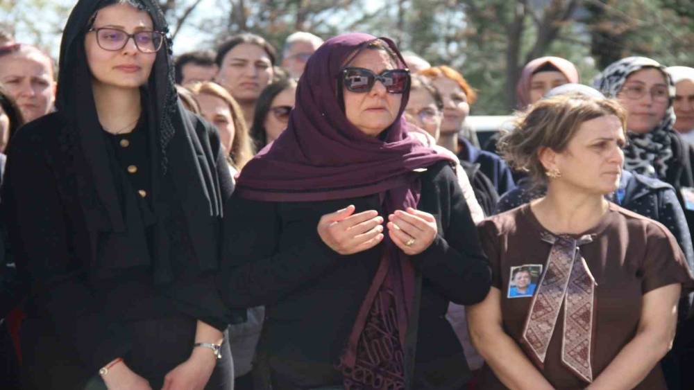 Kanser nedeniyle hayatını kaybeden &ccedil;ocuk doktoru i&ccedil;in hastanede t&ouml;ren d&uuml;zenlendi
