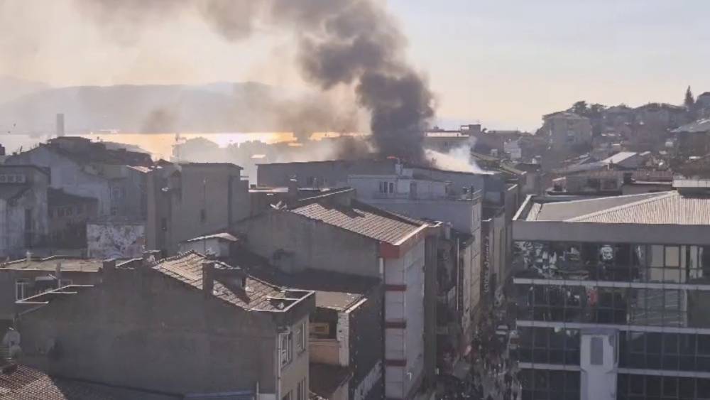 Şehir merkezinde korku dolu anlar: Depo yandı, dumandan g&ouml;z g&ouml;z&uuml; g&ouml;rmedi
