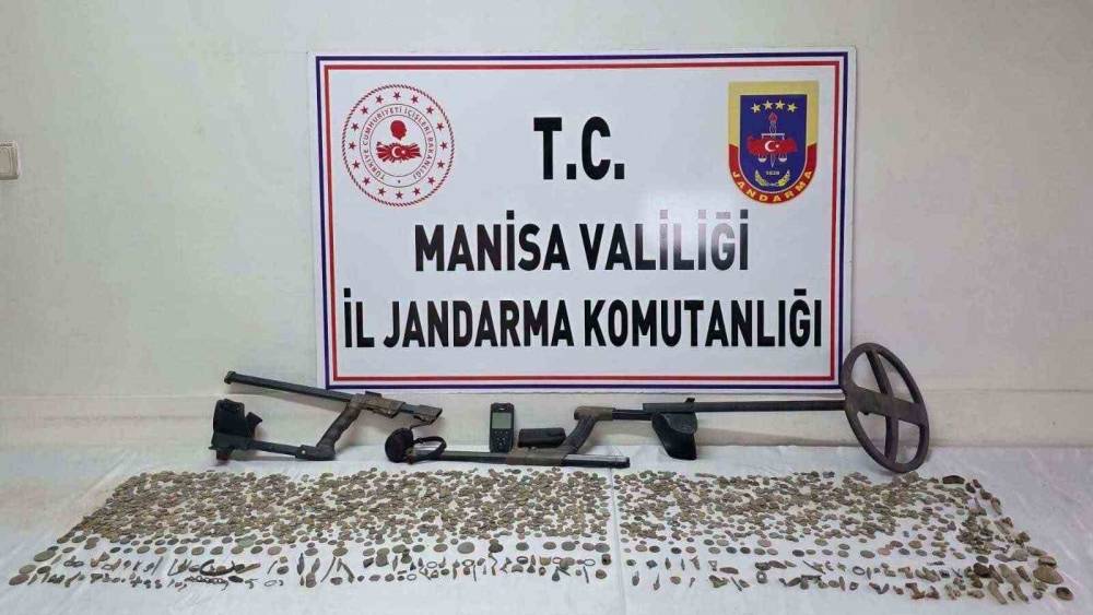 Manisa&rsquo;da 2 bin 580 sikke ve 235 tarihi obje ele ge&ccedil;irildi
