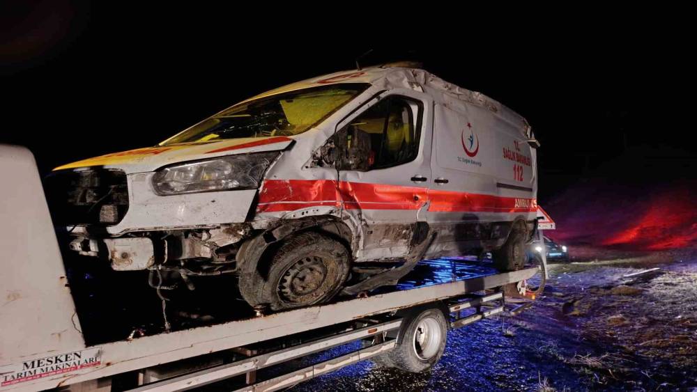 Muş&rsquo;ta ambulansı devrildi: 5 yaralı
