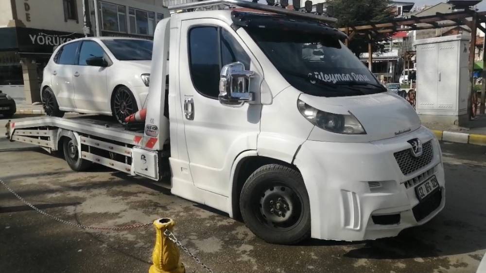 Egzoz patlatan araca 16 bin TL ve trafikten men cezası
