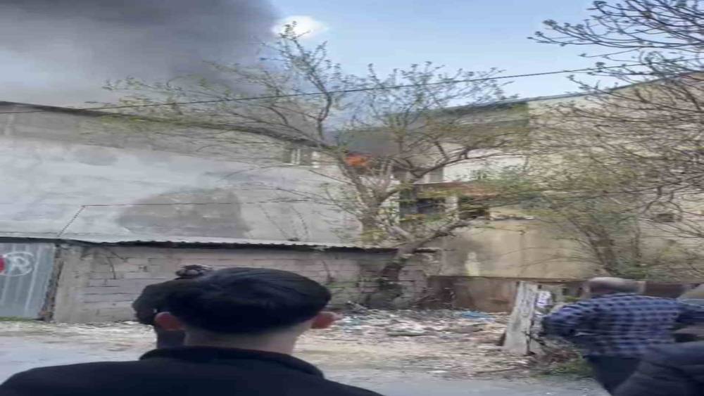 &Ccedil;atı katında korkutan yangın&hellip; Mahalleli sokağa d&ouml;k&uuml;ld&uuml;, &ccedil;atı k&uuml;le d&ouml;nd&uuml;
