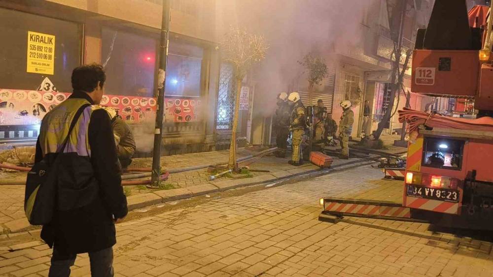 Zeytinburnu&rsquo;nda gece saatlerinde hareketli dakikalar: Tekstil at&ouml;lyesindeki yangın paniğe yol a&ccedil;tı
