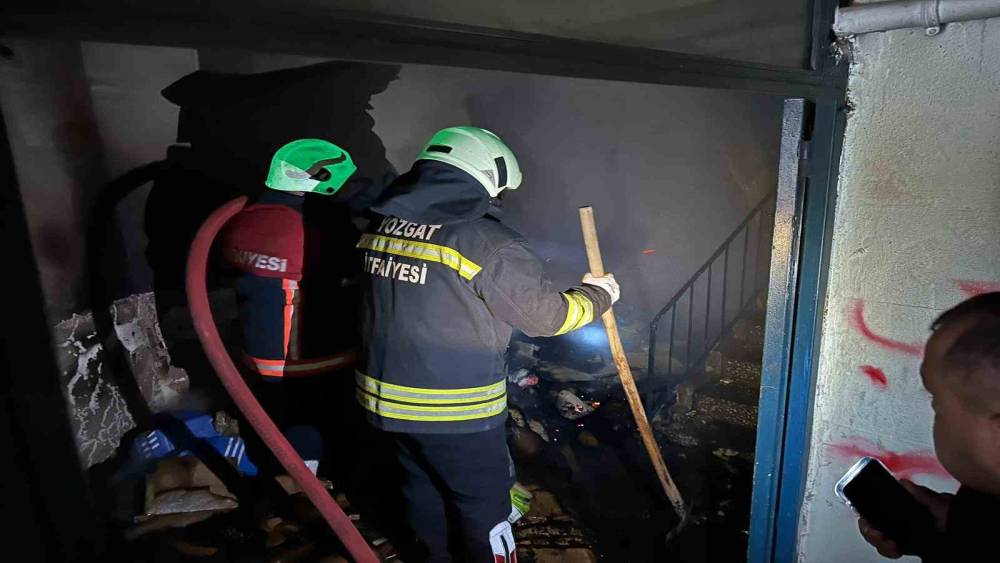 Yozgat&rsquo;ta metruk binada &ccedil;ıkan yangın kısa s&uuml;rede s&ouml;nd&uuml;r&uuml;ld&uuml;

