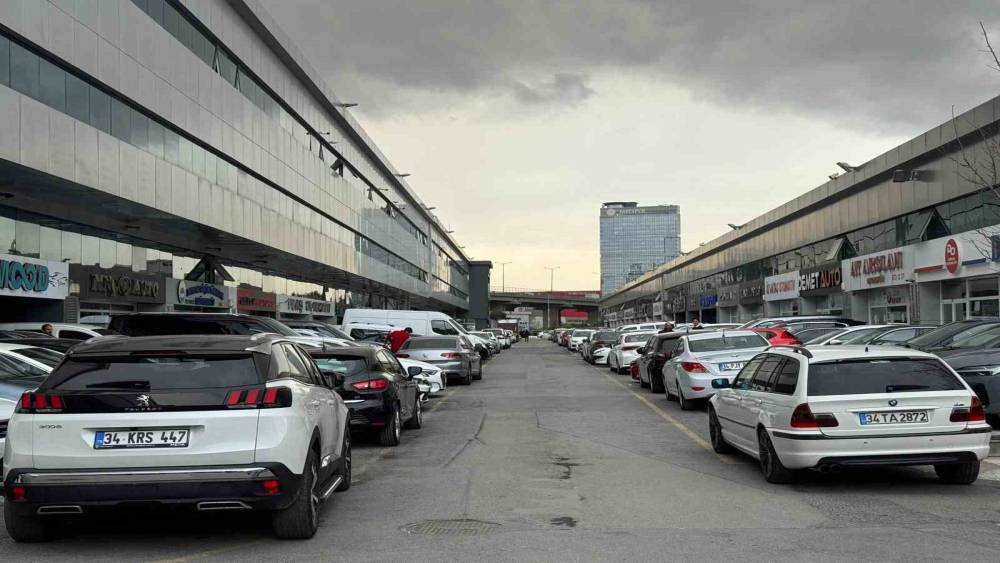 H&uuml;rm&uuml;z Boğazı otomobilde ikinci eli vurdu
