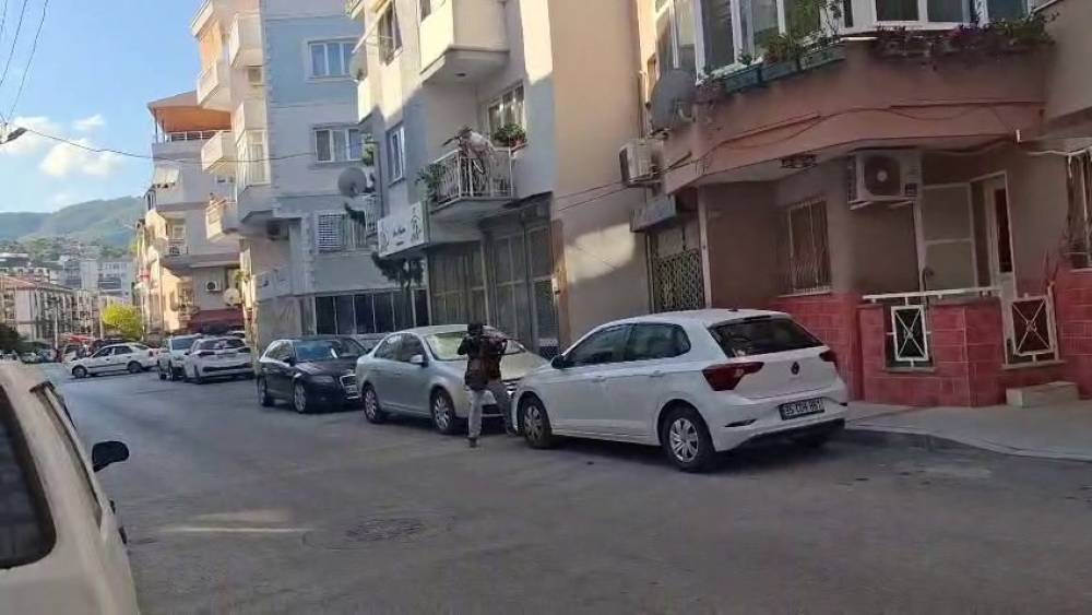 İzmir&rsquo;deki polis merkezi saldırısında sanıklar hakim karşısında
