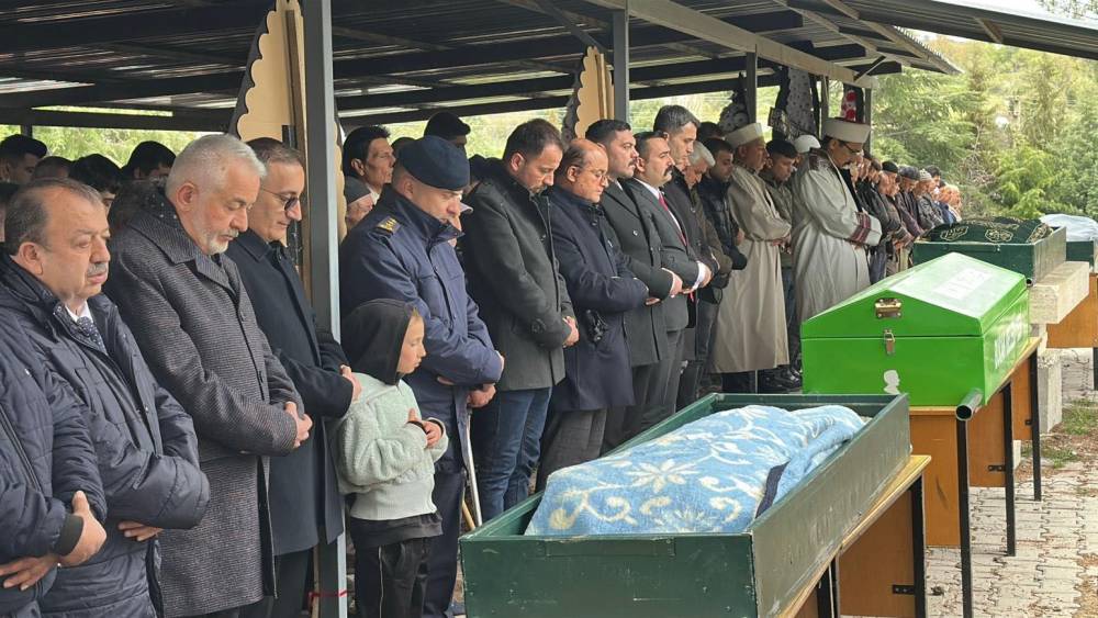 Burdur&rsquo;daki kazada hayatını kaybeden tarım iş&ccedil;ileri toprağa verildi
