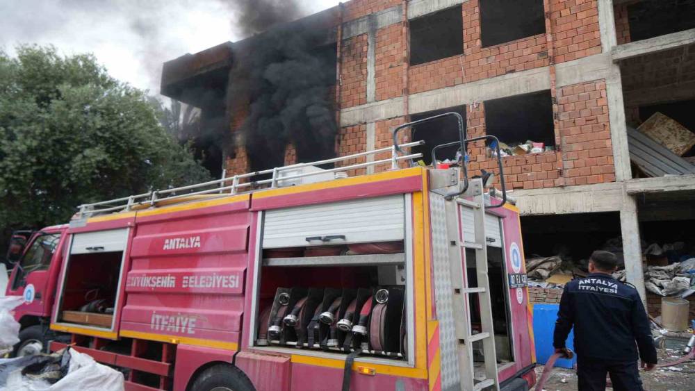 İ&ccedil;i ve etrafı &ccedil;&ouml;plerle dolu metruk bina yangını mahalleliyi tedirgin etti
