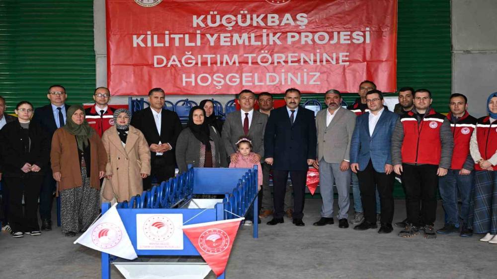 Demirci&rsquo;de k&uuml;&ccedil;&uuml;kbaş &uuml;reticilerine "Kilitli yemlik" desteği
