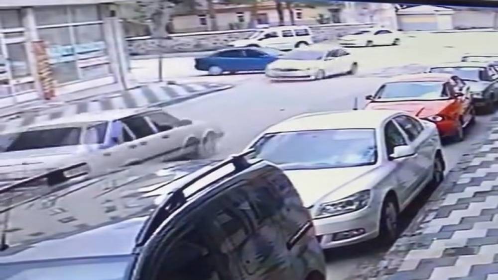 Elazığ&rsquo;da otomobillerin &ccedil;arpışma anı kameraya yansıdı
