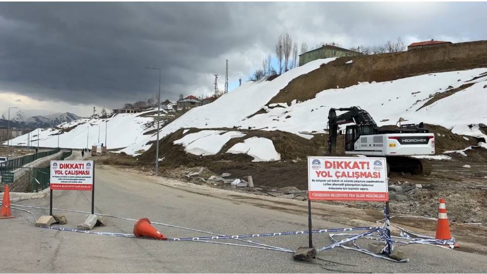 Y&uuml;ksekova&rsquo;da heyelan: Trafik 3 g&uuml;nd&uuml;r tek şeritten sağlanıyor
