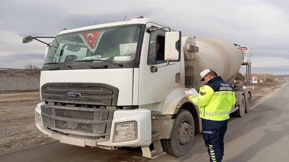 Yozgat İl Jandarma Komutanlığı &uuml;&ccedil; ayda 522 bin 364 kişiyi sorguladı
