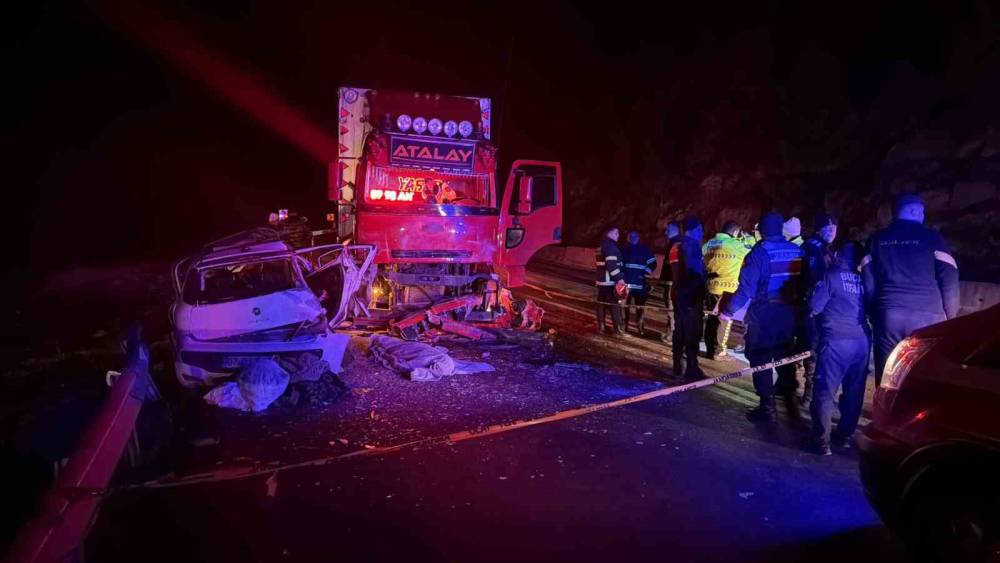 Isparta-Antalya karayolunda feci kaza: 1 &ouml;l&uuml;, 4 yaralı
