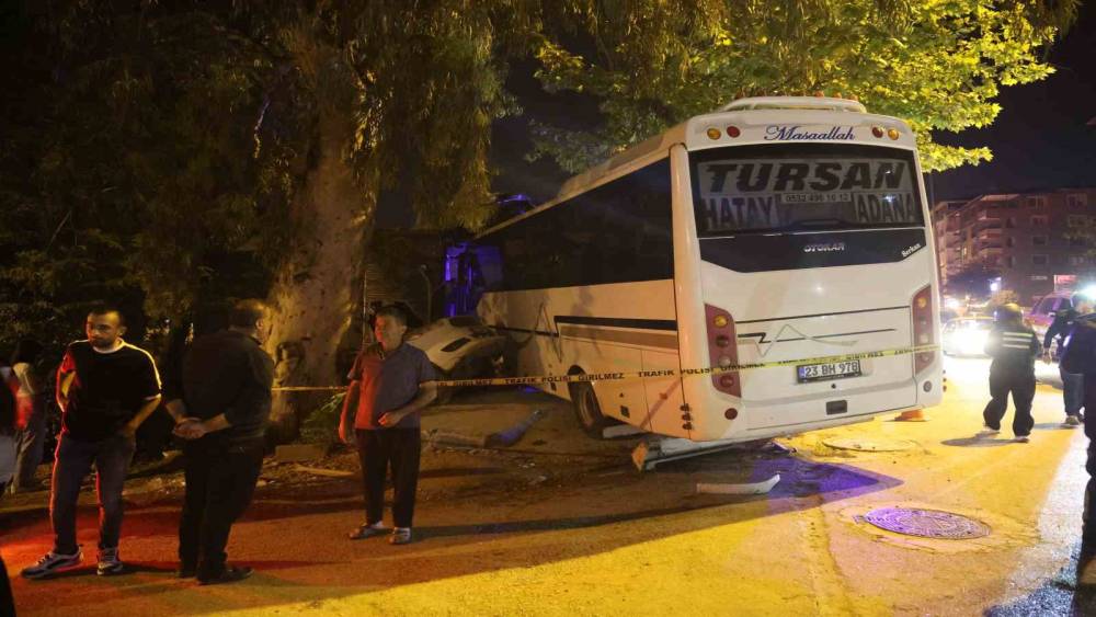 Alkoll&uuml; s&uuml;r&uuml;c&uuml;n&uuml;n kullandığı minib&uuml;s iş yerine daldı: 2 yaralı

