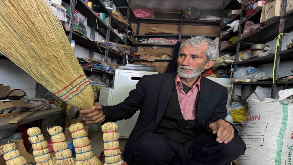 31 yıldır s&uuml;p&uuml;rge &uuml;reterek hayatını s&uuml;rd&uuml;r&uuml;yor
