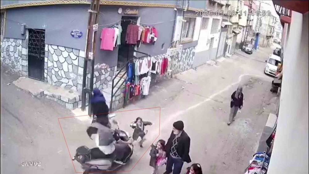Gaziantep&rsquo;te dehşete d&uuml;ş&uuml;ren kaza: Motosiklet k&uuml;&ccedil;&uuml;k kıza &ccedil;arpıp ka&ccedil;tı
