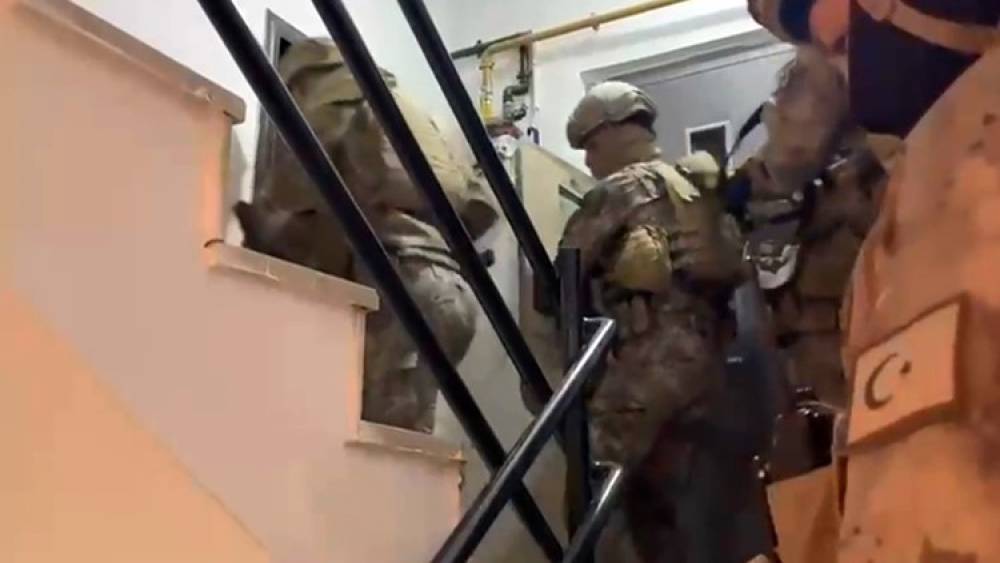 Kars&rsquo;ta r&uuml;şvet ve ka&ccedil;ak&ccedil;ılık operasyonu: Biri aktif polis 7 kişi tutuklandı
