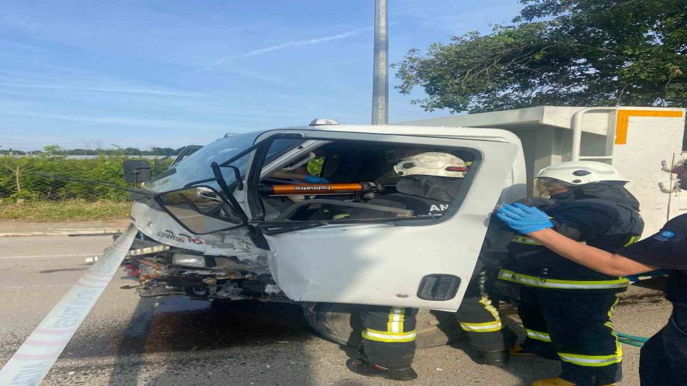 Antalya&rsquo;da iki kamyonet &ccedil;arpıştı: 2 yaralı
