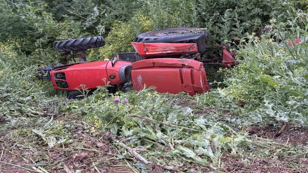 Bursa&rsquo;da y&uuml;rek yakan kaza...Devrilen trakt&ouml;r&uuml;n s&uuml;r&uuml;c&uuml;s&uuml; &ouml;ld&uuml;
