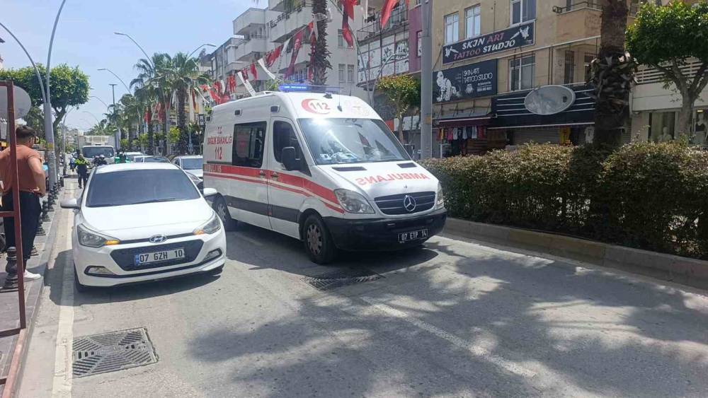 Antalya&rsquo;da yaya ge&ccedil;idinden ge&ccedil;meye &ccedil;alışan Alman turistin ayağını otomobil ezdi
