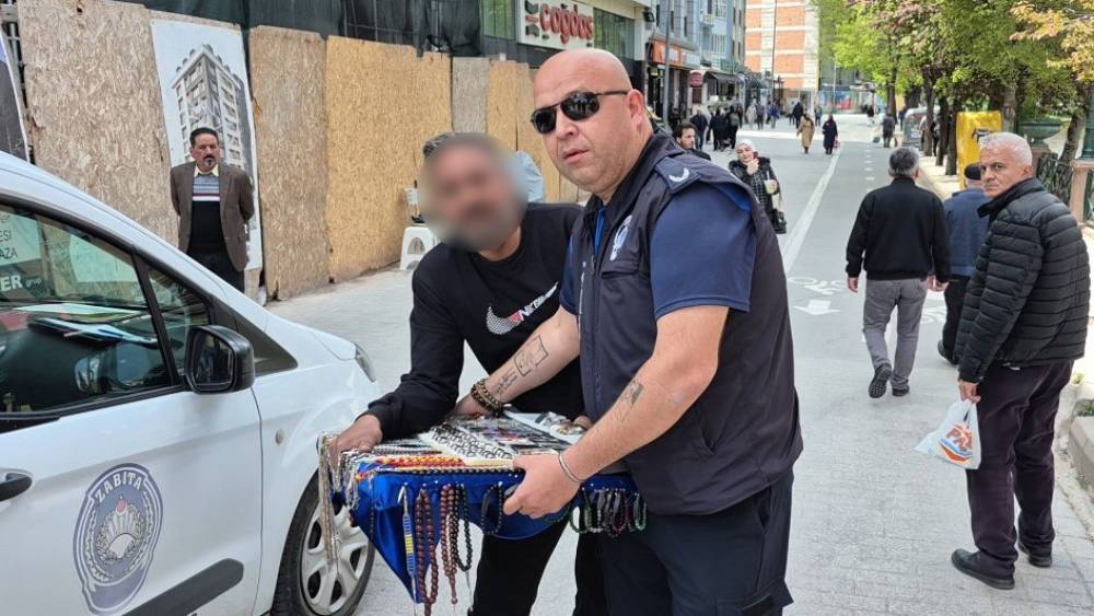 Zabıtanın m&uuml;dahale ettiği seyyar satıcı basını da g&ouml;r&uuml;nce şok oldu: "Sen kimsin?"
