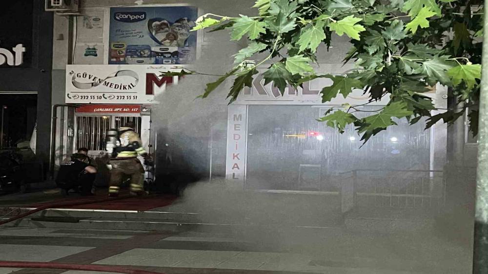 Manisa&rsquo;da medikal &uuml;r&uuml;nler satan iş yerinde yangın
