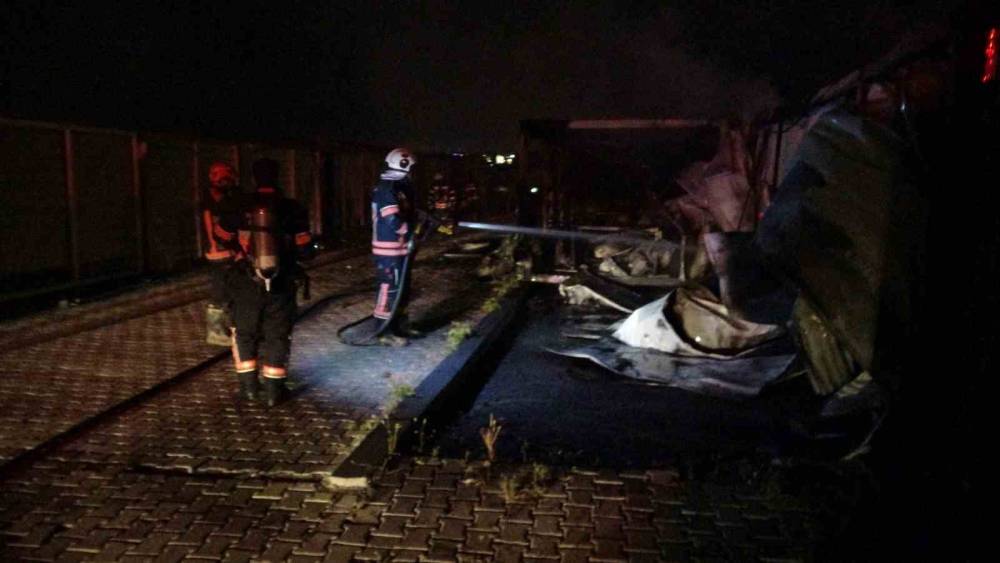 Malatya&rsquo;da korkutan yangın: Ofis olarak kullanılan konteynerler kullanılamaz hale geldi
