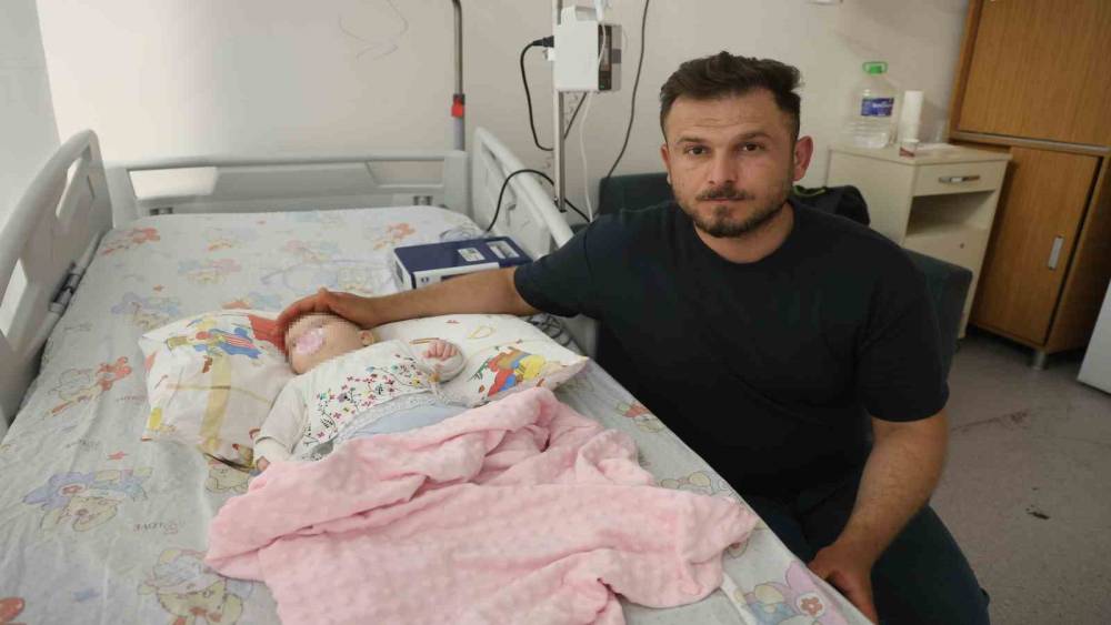 Serum &ccedil;ıkarma işlemi esnasında sargıyla birlikte bebeğin parmağı kesildi
