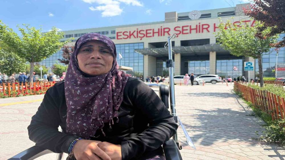 İki &ccedil;ocuk annesi, 2 erkek tarafından sopayla darbedildiğini iddia etti
