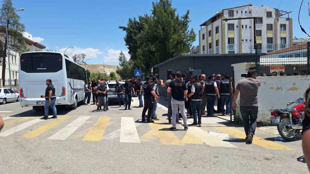 Şanlıurfa merkezli su&ccedil; &ouml;rg&uuml;t&uuml; operasyonunda 16 tutuklama
