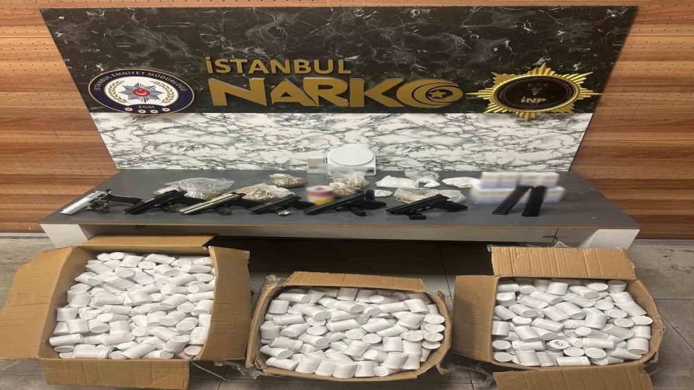 Zeytinburnu&rsquo;nda uyuşturucu operasyonunda 60 bin sentetik ecza hap ele ge&ccedil;irildi
