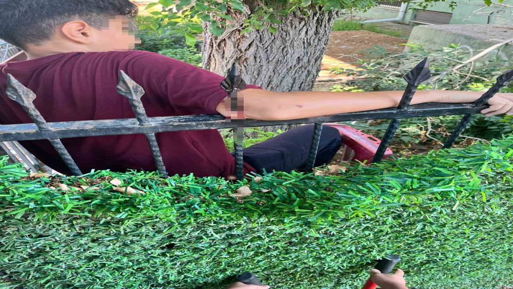 Demir korkuluk &ouml;ğrencinin koluna saplandı, itfaiye kurtardı

