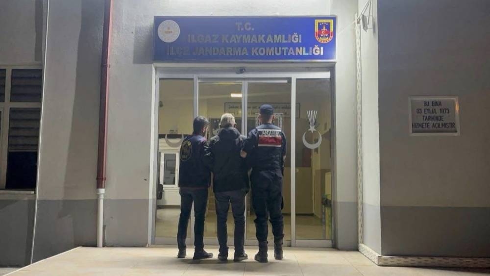 Firari şahıslar jandarmadan ka&ccedil;amadı
