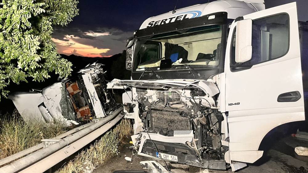 Manisa&rsquo;da iki tır &ccedil;arpıştı: 1&rsquo;i ağır 2 yaralı
