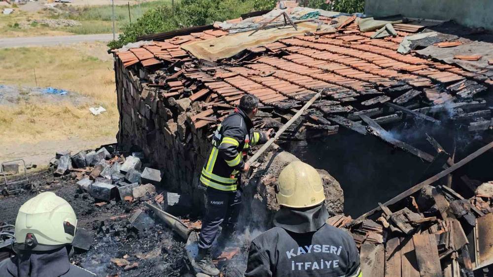 M&uuml;stakil evin k&ouml;m&uuml;rl&uuml;ğ&uuml;nde &ccedil;ıkan yangın b&uuml;y&uuml;meden s&ouml;nd&uuml;r&uuml;ld&uuml;
