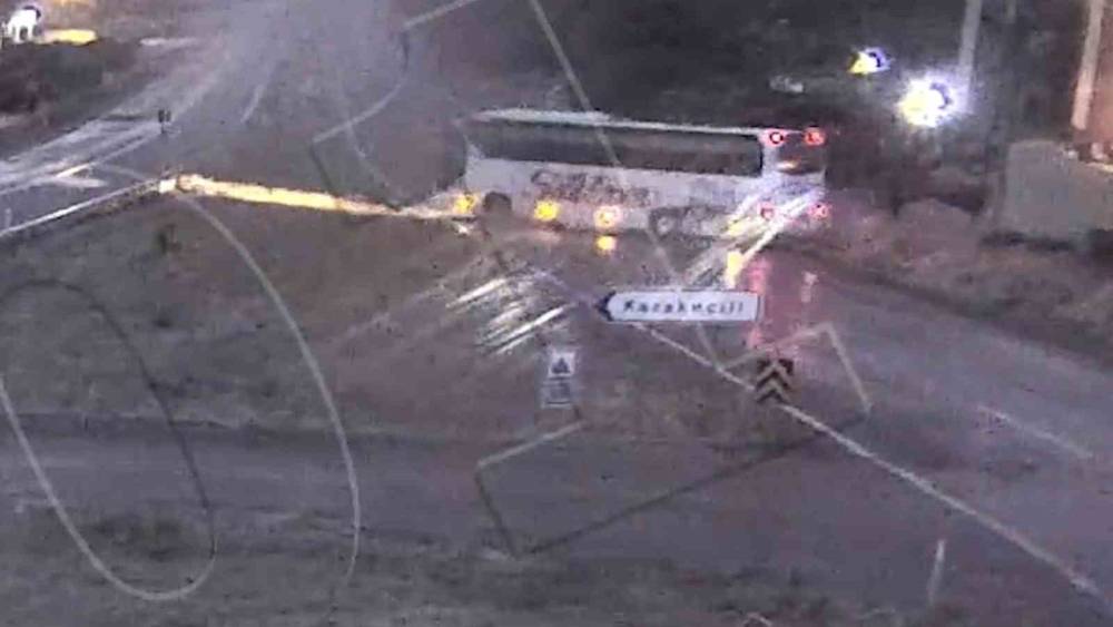 1 kişinin &ouml;ld&uuml;ğ&uuml;, 40 kişinin yaralandığı otob&uuml;s kazası kamerada

