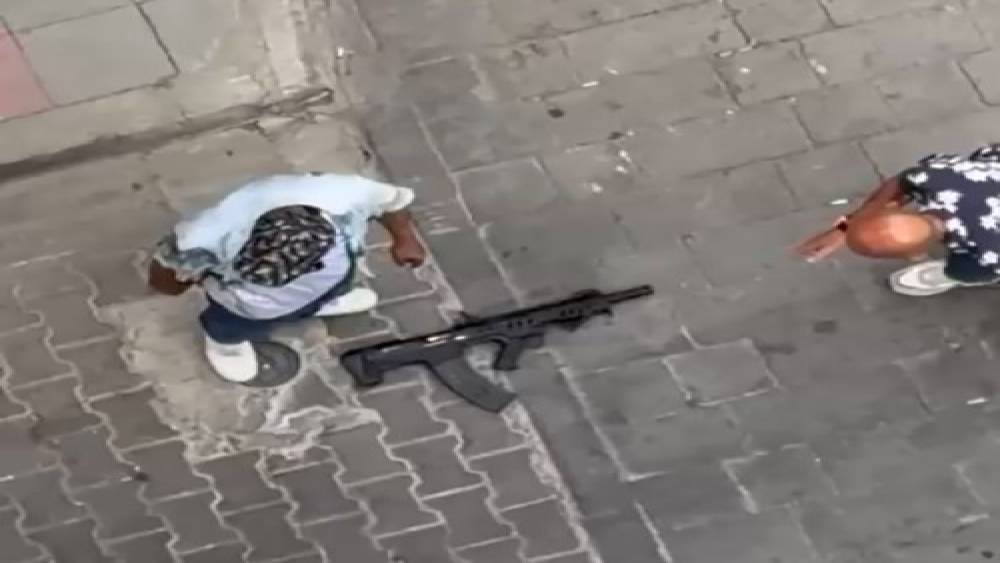 İzmir&rsquo;de sokak ortasında t&uuml;fekle dehşet sa&ccedil;an şehir magandaları kıskıvrak yakalandı
