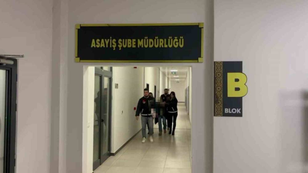 19 yıl &ouml;nce doğurduğu bebeğini &ccedil;&ouml;pe atmıştı: Mahkemede "Hatırlamıyorum" diyerek ağladı
