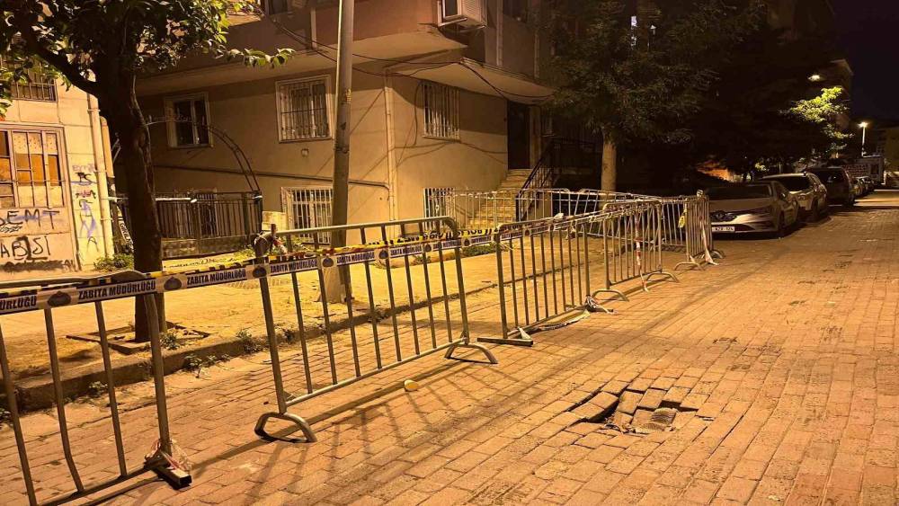 G&uuml;ng&ouml;ren&rsquo;de 5 katlı binanın balkonu &ccedil;&ouml;kt&uuml;: Binanın &ccedil;evresi bariyerle kapatıldı
