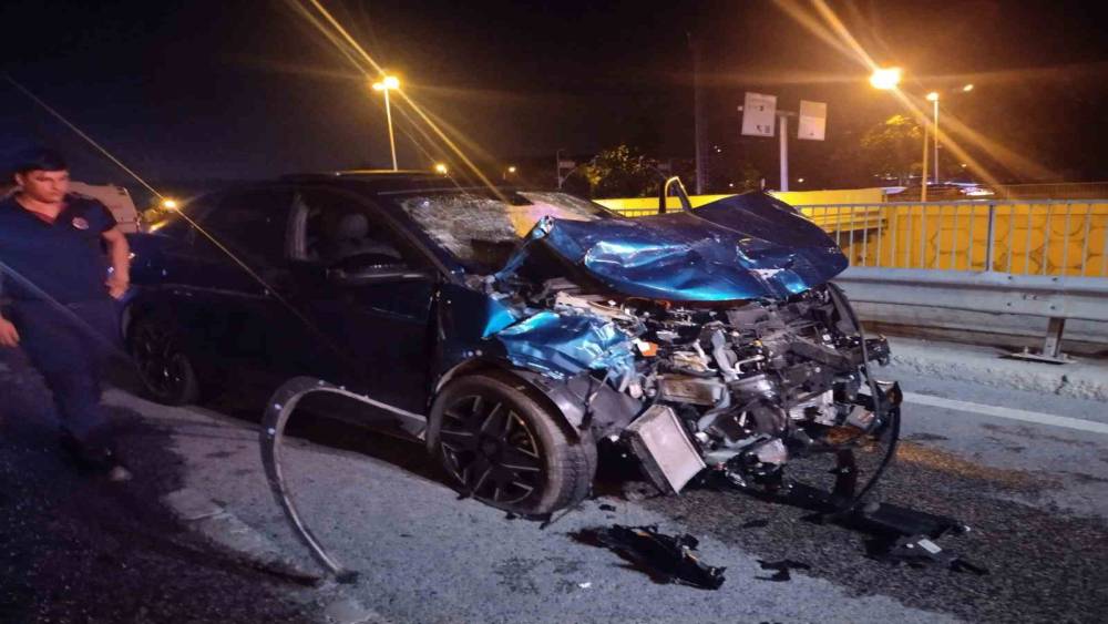 &Uuml;mraniye&rsquo;de hafif ticari ara&ccedil; ile otomobil &ccedil;arpıştı: 4&rsquo;&uuml; ağır, 6 yaralı
