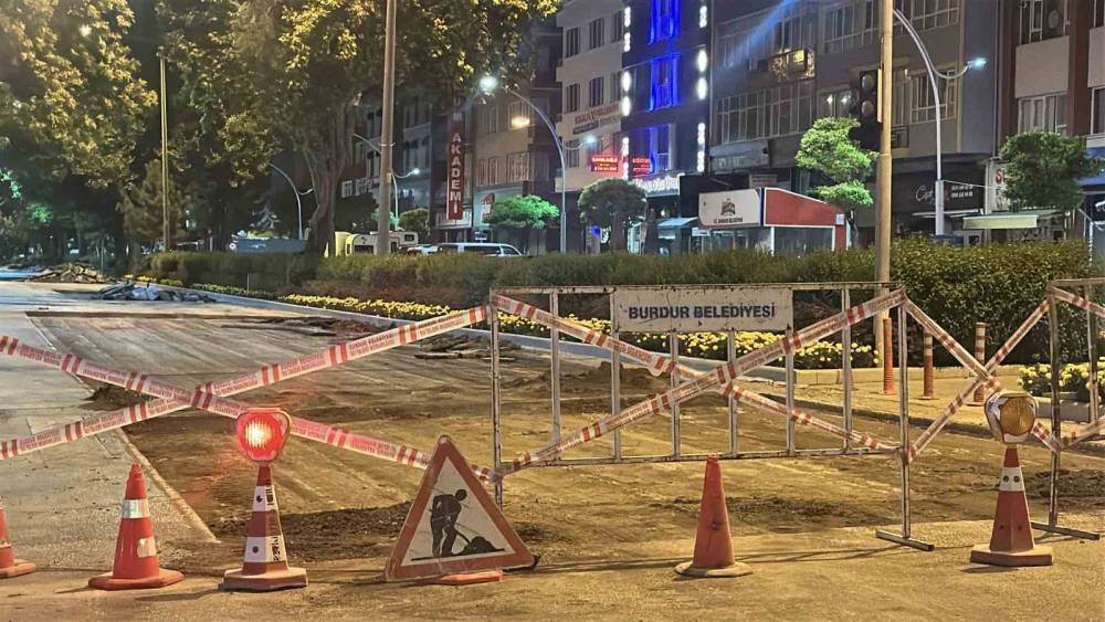 Burdur&rsquo;da belediyenin gece yaptığı yol &ccedil;alışması vatandaş talebiyle polis tarafından durduruldu
