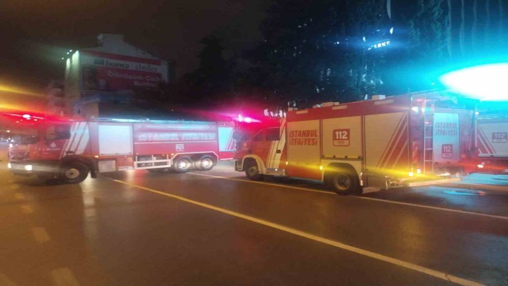 Sultanbeyli&rsquo;de alışveriş merkezinde korkutan yangın
