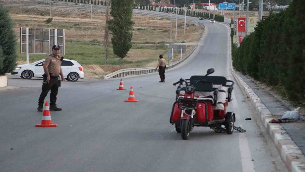 Kazada ağır yaralanan yaşlı adam, 25 g&uuml;nl&uuml;k hayat m&uuml;cadelesini kaybetti
