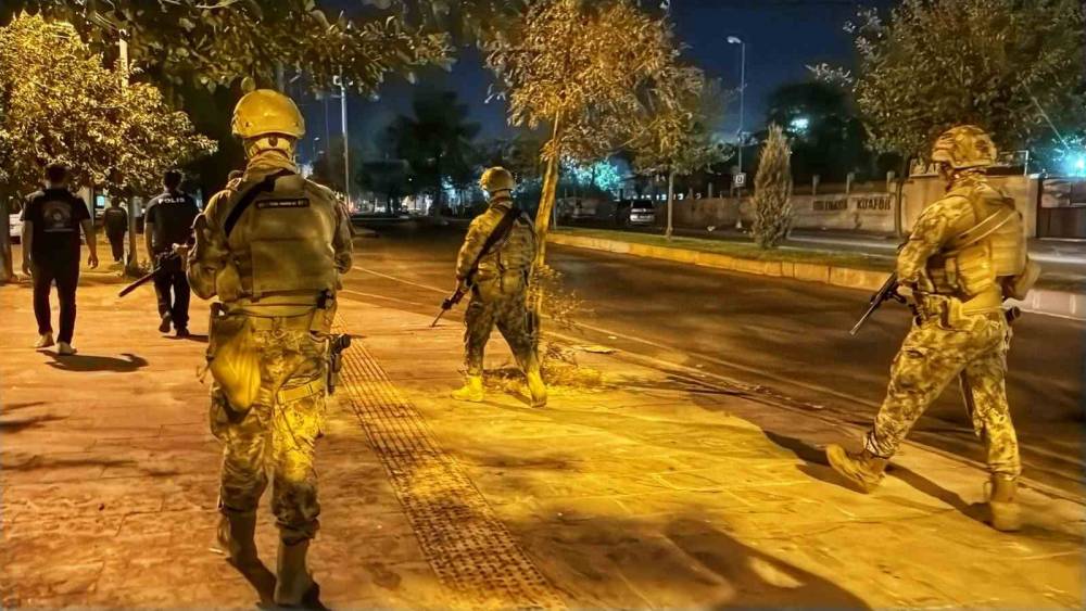 Diyarbakır&rsquo;da d&ouml;rt mahallede &ouml;zel harekat polisi destekli "şok" uygulama
