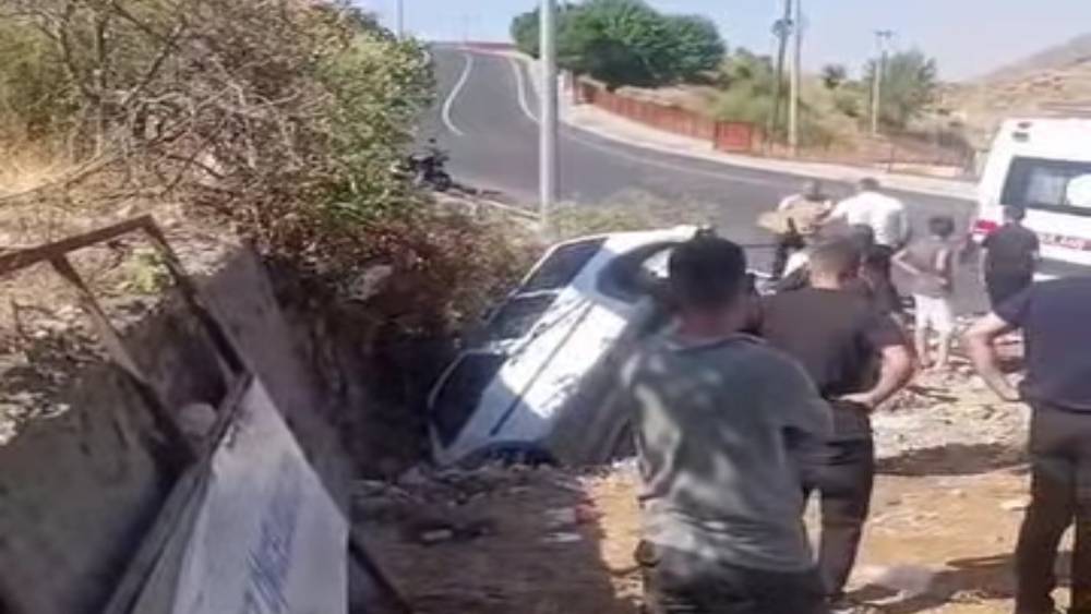 Batman&rsquo;da kafa kafaya &ccedil;arpışan ara&ccedil;lardan biri &ccedil;ukura d&uuml;şt&uuml;
