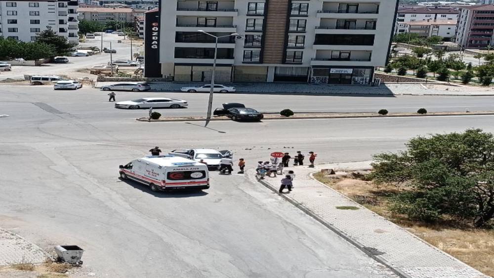 Elazığ&rsquo;da otomobiller &ccedil;arpıştı: 1 yaralı
