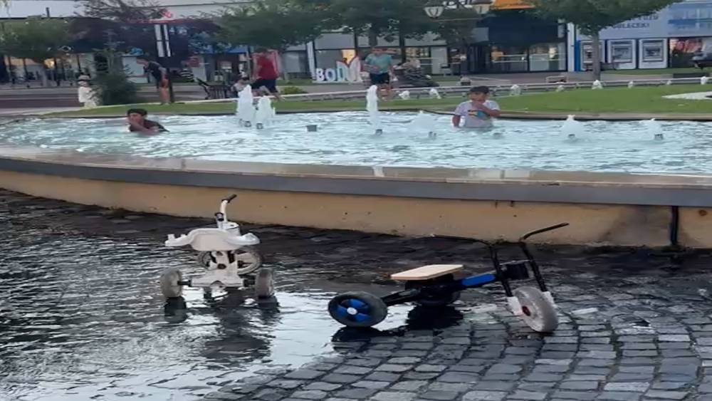 Bolu&rsquo;da tehlikeli serinlik: Yasağa ve elektrik akımına aldırış etmeden s&uuml;s havuzunda y&uuml;zd&uuml;ler
