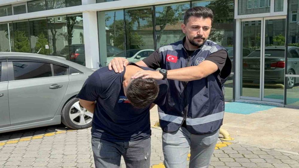 Ak&uuml;l&uuml; &ccedil;ocuk aracının tekerleğine zulalanmış metamfetamin ile yakalanan şahıs tutuklandı
