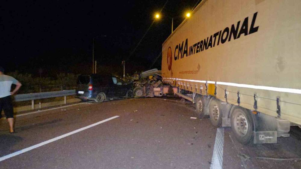 Bursa&rsquo;da tır ile otomobil &ccedil;arpıştı: 1 &ouml;l&uuml;, 7 yaralı
