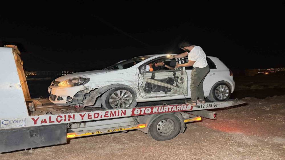Kaza sonrası aracı bırakıp ka&ccedil;tılar
